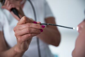 Endoscopie nazală – medic ORL folosește un endoscop flexibil iluminat pentru examinarea căilor respiratorii superioare.