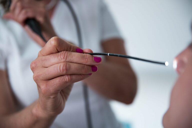 Endoscopie nazală – medic ORL folosește un endoscop flexibil iluminat pentru examinarea căilor respiratorii superioare.