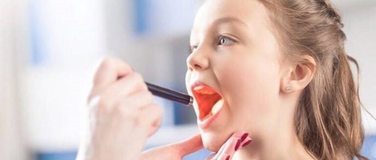 Examinare a gâtului la copil în cabinet ORL, înainte sau după operația de polipi sau amigdale.