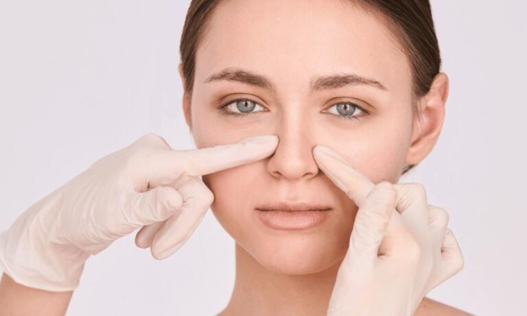 Imagine cu o femeie cu păr închis la culoare, care privește drept înainte, iar două mâini cu mănuși albe îi ating ușor nările, ilustrând întrebarea „De ce avem două nări și nu una?